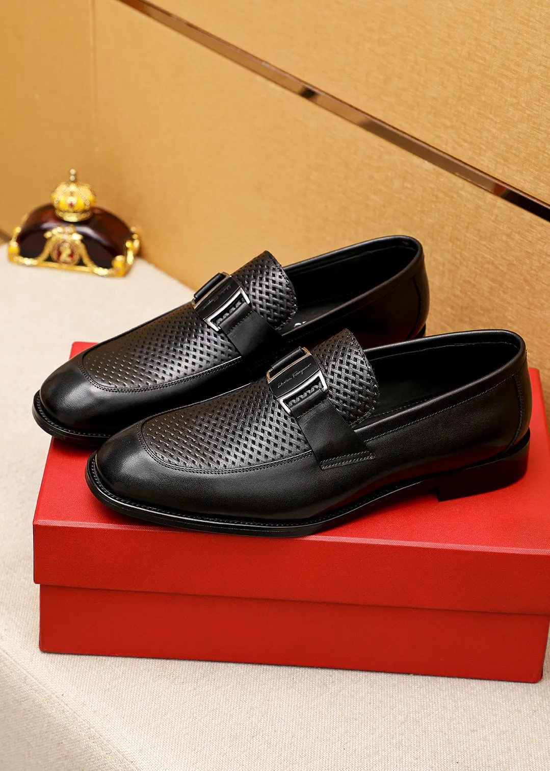 Men's shoes 💰460 💐 Product trademark: Ferragamo "Ferragamo" casual leather shoes Regular size: 38-44 (45.46🉑️customized) Product materials: Selected imported first-layer calfskin embossed upper + luxury hardware buckle, imported water-dyed cow leather lining. Strong three-dimensional visual effect, original rubber outsole Color: 1⃣️color optional